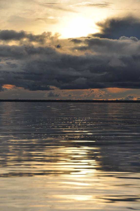 Fim de tarde no rio Tapajós, em Alter do Chão - PA